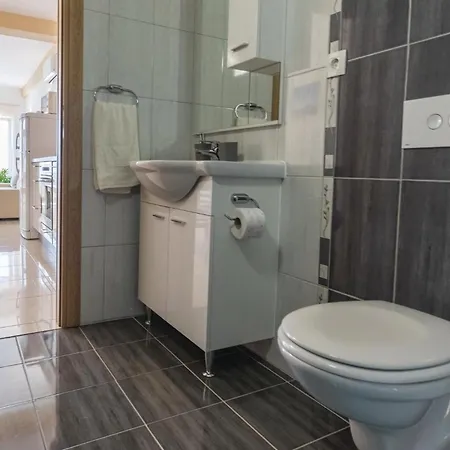1 Bedroom Amazing In Komarna Klek