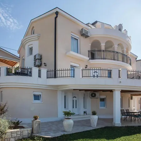 Apartment 1 Bedroom Amazing In Komarna *